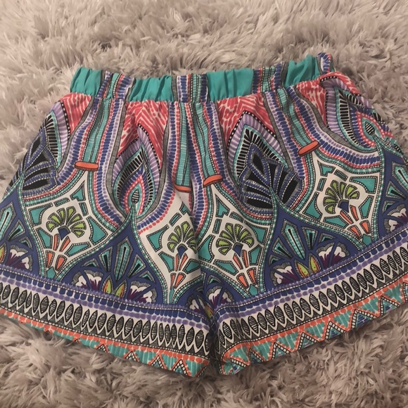 Patterned shorts. - Picture 2 of 2